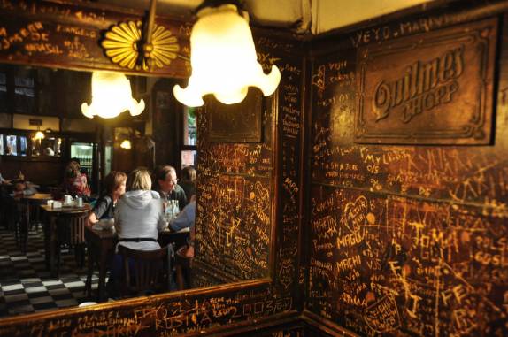 O mais tradicional e charmoso bar de San Telmo, na Plaza Dorrego, em Buenos Aires, na Argentina